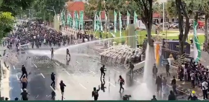Mahasiswa Cedera Patah Tulang Saat Demo Tolak UU TNI di Surabaya, Diduga Akibat Water Cannon